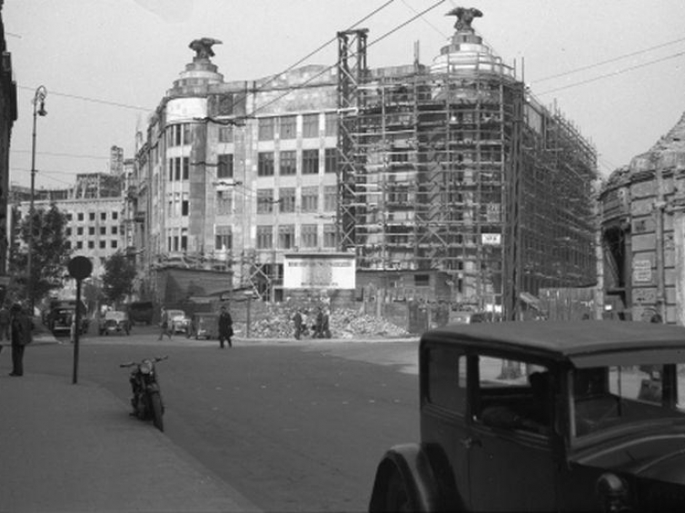 Odbudowa „Domu Pod Orłami” przy ulicy Jasnej w Warszawie. 1949 r. Fot. PAP/CAF