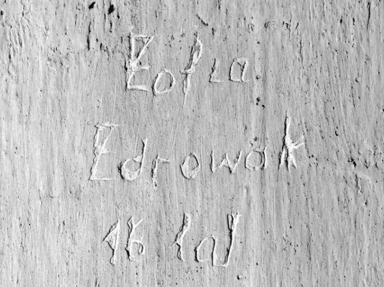Obozowy napis Zofii Zdrowak w celi nr 1 w bloku nr 11. Źródło: Archiwum Państwowego Muzeum Auschwitz-Birkenau w Oświęcimiu