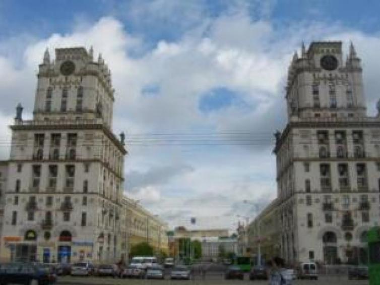 Bliźniacze wieże oraz biegnąca między nimi ulica Kirowa w Mińsku, fot. Marcin Majchrowski