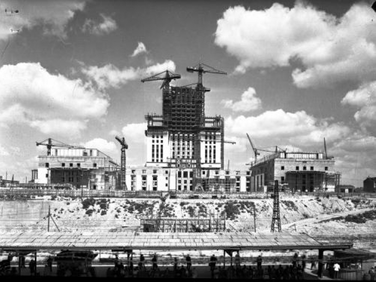 Budowa Pałacu Kultury i Nauki 1953. Fot. PAP/S.Dąbrowiecki