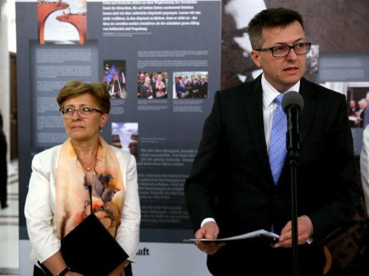 Wicemarszałek Sejmu E. Radziszewska i dyr. MHP R. Kostro otworzyli wystawę - Odwaga i pojednanie. Fot. PAP/T. Gzell