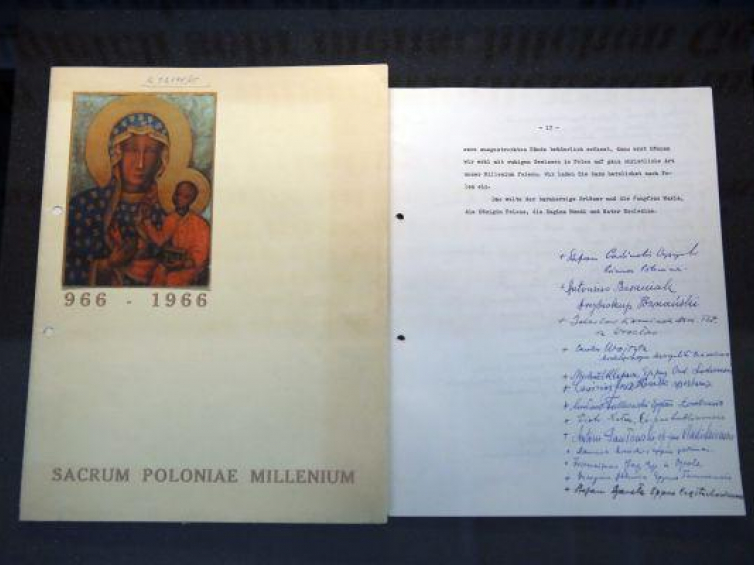 Oryginał listu biskupów polskich do biskupów niemieckich z 1965 r. Fot. PAP/T. Gzell