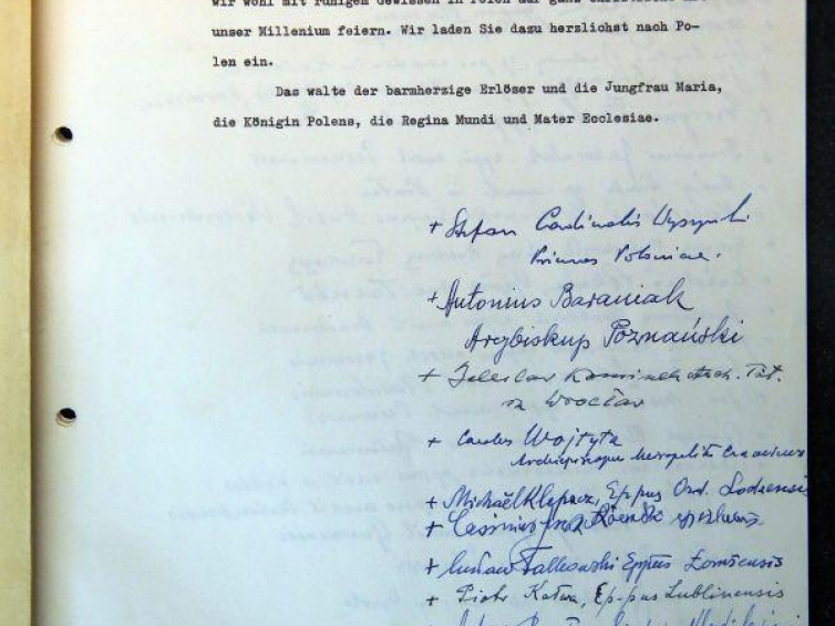 Oryginał listu biskupów polskich do biskupów niemieckich z 1965 r. Fot. PAP/T. Gzell