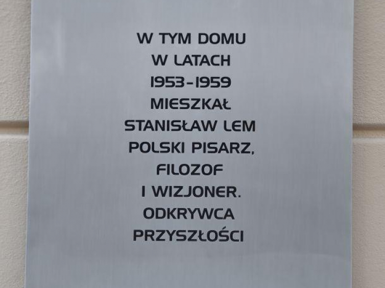 Tablica upamiętniająca Stanisława Lema w Krakowie na elewacji kamienicy przy ul. Bonerowskiej 5. Fot. PAP/J. Bednarczyk
