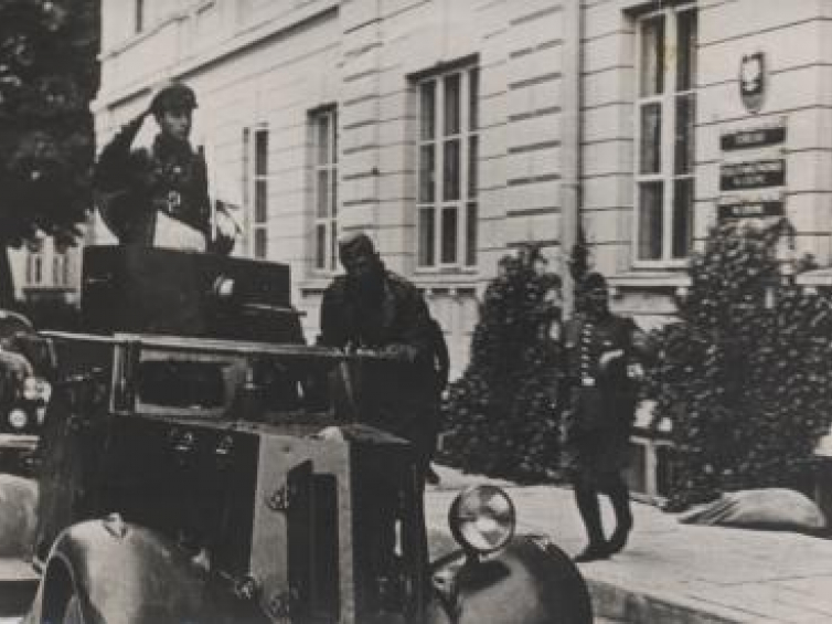 Sowiecki oficer w samochodzie pancernym w zajętym przez Niemców Lublinie. 1939 r. Fot. CAW