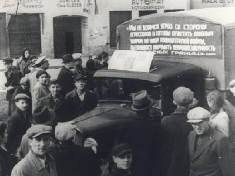 Sowiecki samochód agitacyjny w Wilnie. Wrzesień 1939 r. Fot. CAW