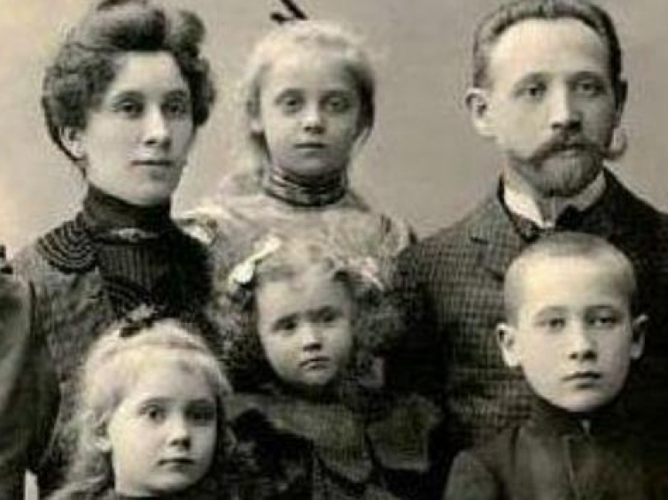 Portret rodzinny ze zbiorów Archiwum Państwowego w Warszawie. Źródło: APW