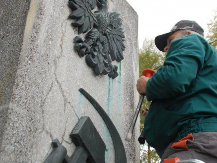 Demontaż sierpa i młota z obelisku przed szkołą podstawową w Stępocicach. Fot. IPN