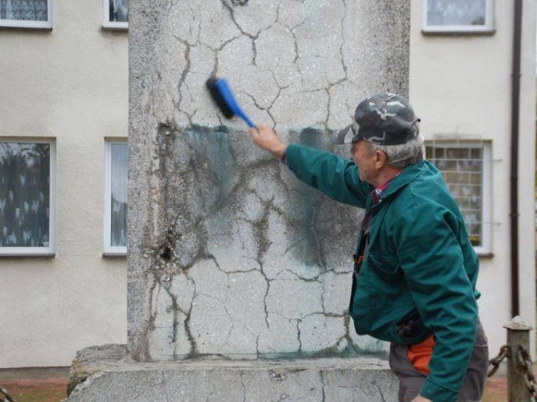 Porządkowanie miejsca  po demontażu. Fot. IPN