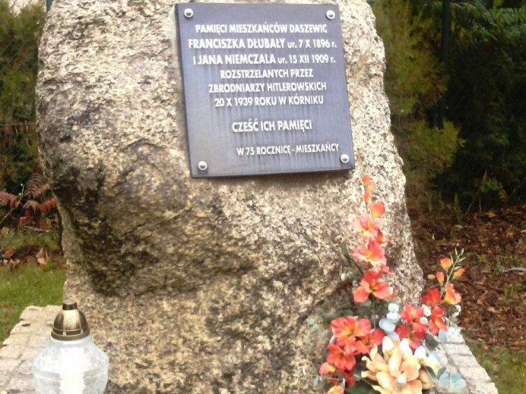 Akcja „Zapal znicz pamięci” 2015. Obelisk upamiętniający mieszkańców Daszewic rozstrzelanych przez Niemców 20.10.1939 r. w Kórniku. Fot. Teresa Barć