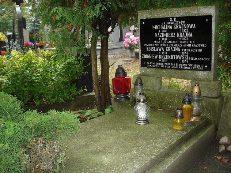 Symboliczny grób żołnierzy AK na zabytkowym cmentarzu przy ulicy Bluszczowej w Poznaniu. Fot. Małgorzata Streb
