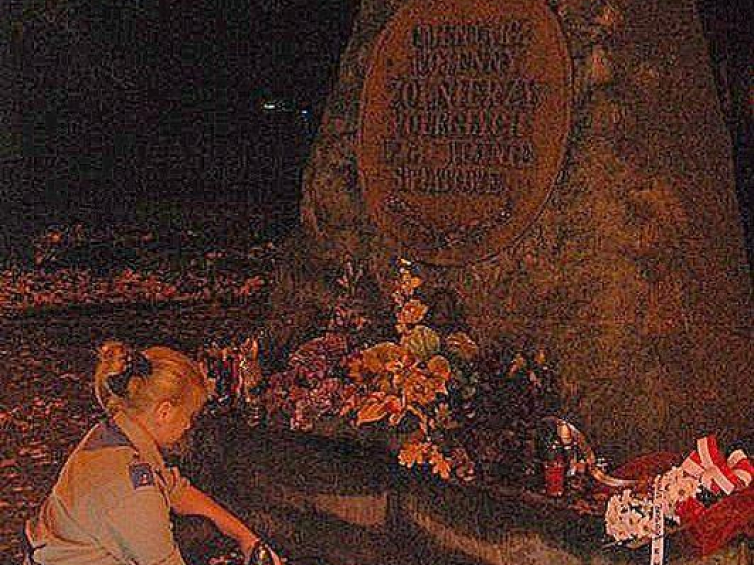 Akcja „Zapal znicz pamięci” 2015. Harcerki 16 Drużyny Harcerskiej. Pomnik upamiętniający żołnierzy poległych w czasie II wojny światowej, który znajduje się na Cmentarzu Wojennym w Tarnowskich Górach. Fot. Sabina Gurowiec, 16 Drużyna Harcerska Tarnowskie Góry