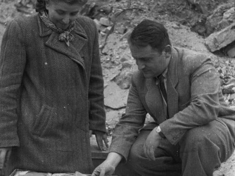 Przeglądanie jednej ze znalezionych metalowych skrzyń, zawierającej pierwszą część tzw. Archiwum Ringelbluma. Z lewej Bluma Wasser, żona Hersza Wassera, współpracowniczka Oneg Szabat. Warszawa, 18 wrzesień 1946 r. Fot. PAP/CAF/W. Forbert