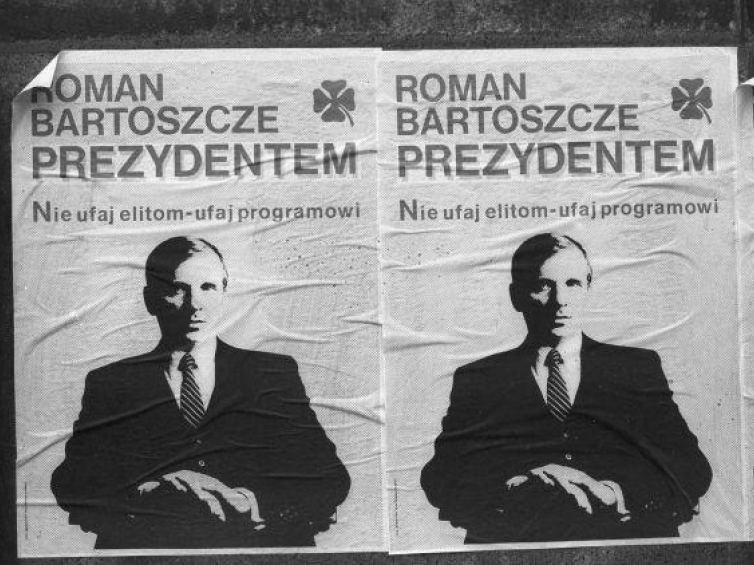 Plakaty wyborcze prezesa Polskiego Stronnictwa Ludowego Romana Bartoszcze.. Warszawa 25.11.1990. Fot. PAP/CAF/A. Urbanek