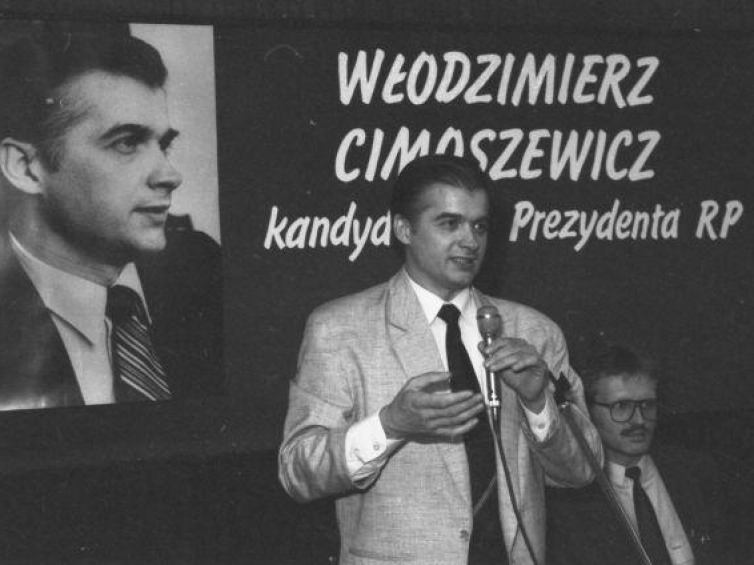 Spotkanie przedwyborcze kandydata na prezydenta RP Włodzimierza Cimoszewicza. Warszawa 1990-10. Fot. PAP/CAF/W. Jabłonowski