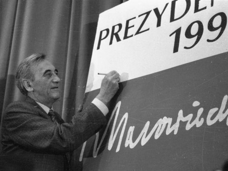 Tadeusz Mazowiecki, kandydat na prezydenta. Warszawa, 1990.11.07. Fot. PAP/CAF/D. Kwiatkowski