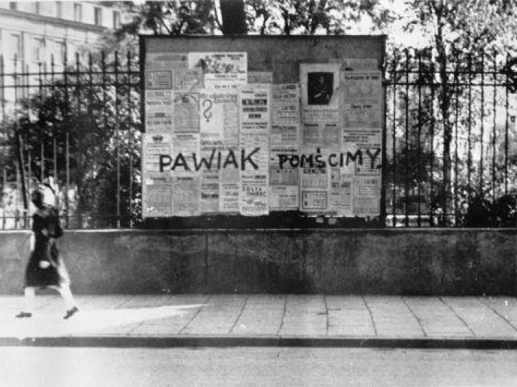 Napis „Pawiak pomścimy” na ulicy Warszawy w czasach niemieckiej okupacji. Fot. PAP/CAF