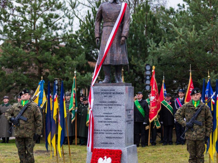 Uroczystość odsłonięcia pomnika gen. Józefa Dowbor-Muśnickiego w Lusowie. Fot. PAP/M. Zakrzewski