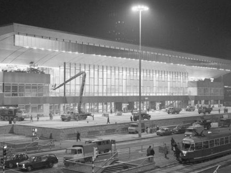 Budynek Dworca Centralnego w Warszawie. 1975 r. Fot. PAP/CAF/W. Rozmysłowicz