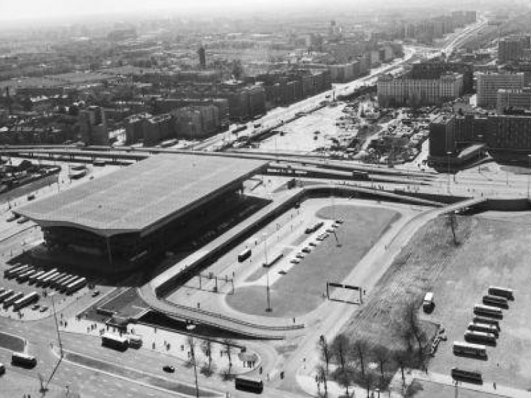 Budynek kolejowego Dworca Centralnego i jego otoczenie. Warszawa, 1976.05. Fot. PAP/W. Kryński.