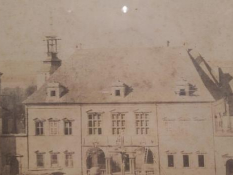 Wystawa „Wizerunek Miasta” w Muzeum Historii Kielc. Najstarsze zdjęcie Pałacu Biskupów Krakowskich (1866). Fot. Marek Klapa (PAP)