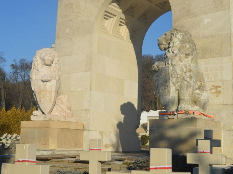 Lwy powróciły na Cmentarz Orląt Lwowskich. Fot. M. Laszkowski