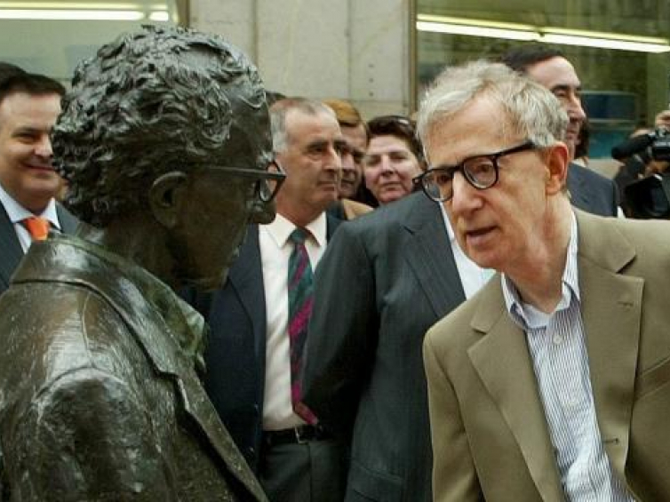 Woody Allen stoi przy swoim pomniku w Oviedo na północy Hiszpanii. Fot. PAP/EPA