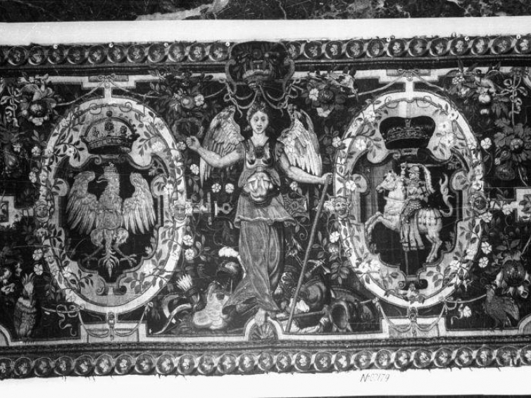 Arras wawelski z serii scen groteskowych z herbami Królestwa Polskiego i Wielkiego Księstwa Litewskiego oraz z cherubinem, personifikującym zwycięstwo. Fot. PAP/CAF