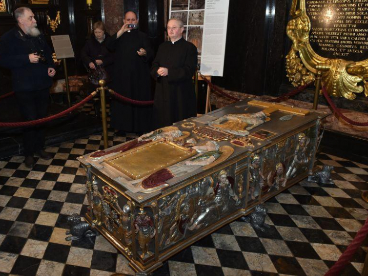 Santi Gucci Nagrobek Stefana Batorego Sarkofag króla Stefana Batorego odnowiony | dzieje.pl - Historia Polski