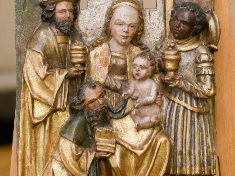 Płaskorzeźba z XVI w. ze sceną pokłonu Trzech Króli, odzyskana przez MSZ. Fot. PAP/P. Supernak