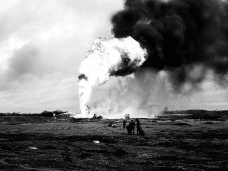 Akcja gaszenia szybu Daszewo. Grudzień 1980 r. Fot. PAP/W. Szabelski/Archiwum