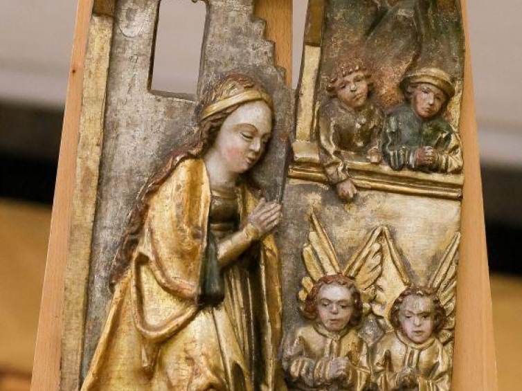 Płaskorzeźba z XVI w. ze sceną adoracji Dzieciątka, odzyskana przez MSZ. Fot. PAP/P. Supernak
