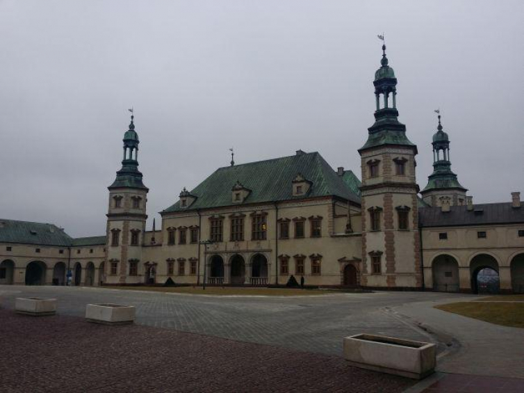 Dawny Pałac Biskupów Krakowskich w Kielcach - budynek główny, obecnie Muzeum Narodowe w Kielcach. Fot. Marek Klapa
