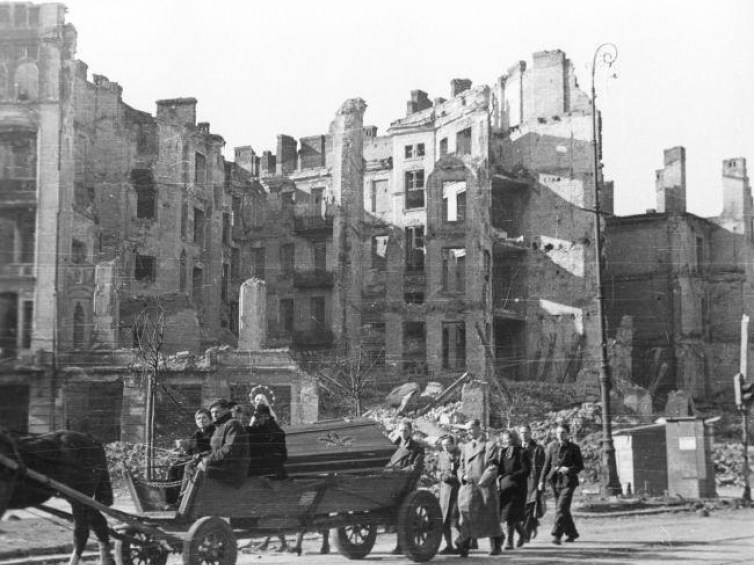 Kondukt pogrzebowy w Warszawie. Marzec 1945 r. Fot. PAP/CAF