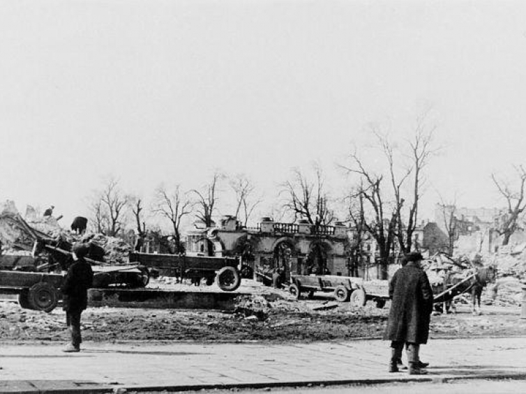 Ruiny zniszczonego Pałacu Saskiego. Warszawa 1945. Fot. PAP/Reprodukcja