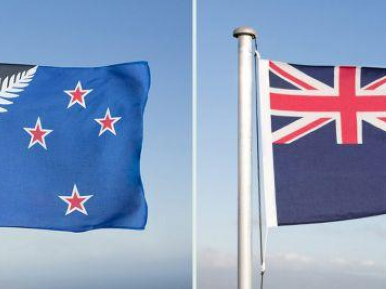 Wzór nowej i obecnej flagi Nowej Zelandii. Fot. PAP/EPA
