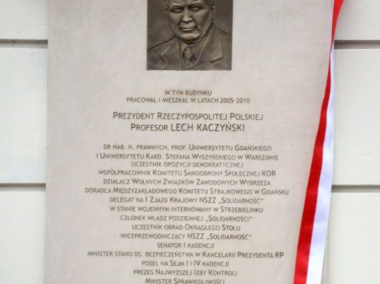 Tablica upamiętniająca prezydenta Lecha Kaczyńskiego na ścianie Pałacu Prezydenckiego. Fot. PAP/B. Zborowski
