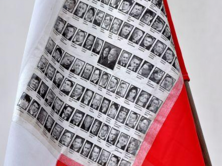 Flaga narodowa ze zdjęciami ofiar katastrofy smoleńskiej. Fot. PAP/J. Bednarczyk