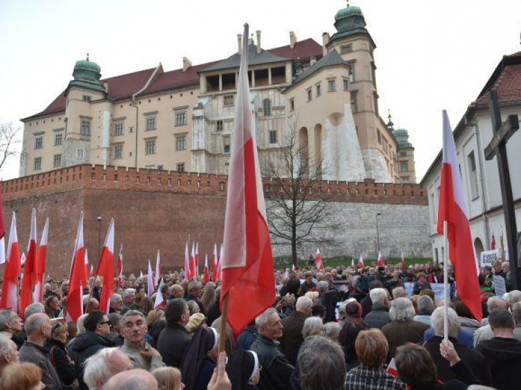 Uroczystości przed Krzyżem Katyńskim w Krakowie w 5. rocznicę katastrofy smoleńskiej. Fot. PAP/J. Bednarczyk