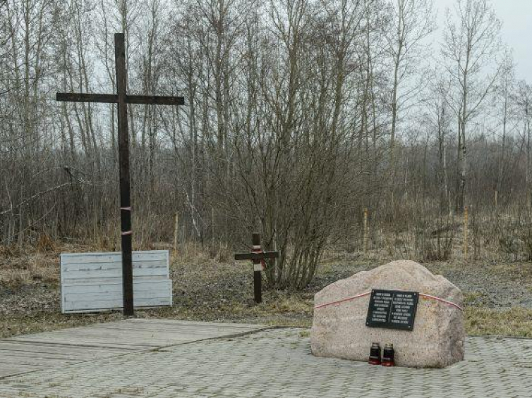Krzyż i pamiątkowy obelisk na miejscu katastrofy samolotu prezydenckiego Tu-154M w Smoleńsku. Fot. PAP/W. Pacewicz