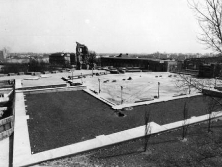Teren Zamku przed odbudową, ok. 1970 r.W połowie 1963 r. teren Zamku uporządkowano, a dziedziniec wyłożono kamiennymi płytami. Fot. Zbyszko Siemaszko Źródło: ZK w Warszawie