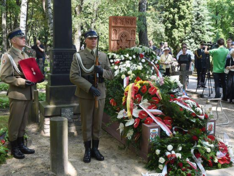 Uroczystości pogrzebowe Jadwigi Zarugiewicz na Cmentarzu Wojskowym na Powązkach, w kwaterze B11, gdzie pochowani są żołnierze Wojska Polskiego polegli w latach 1919-1920.  Fot. PAP/R. Pietruszka