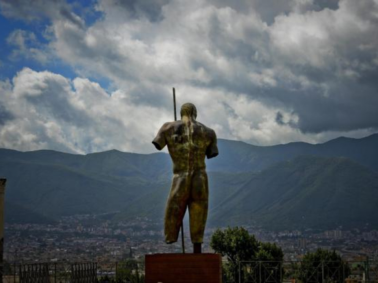 Wystawa rzeźb Igora Mitoraja w Pompejach. Fot. PAP/EPA