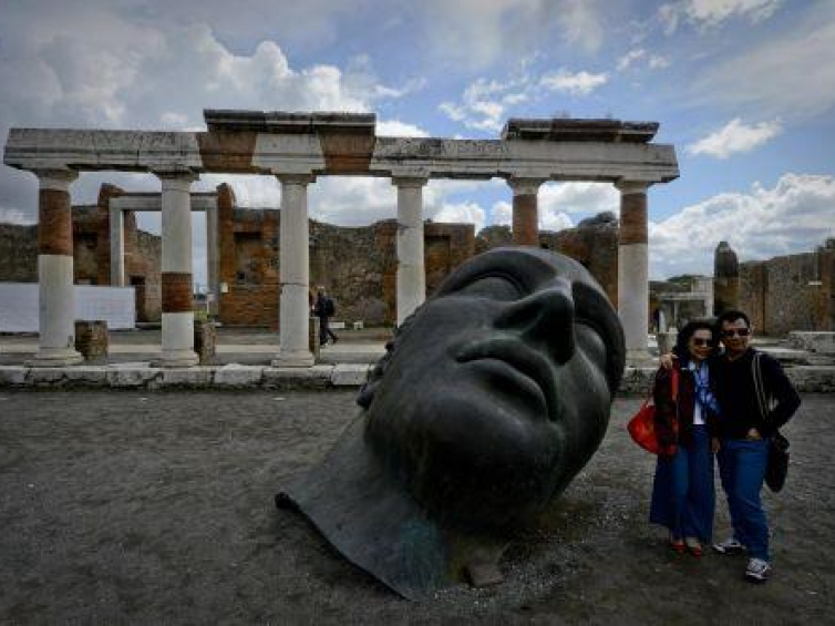 Wystawa rzeźb Igora Mitoraja w Pompejach. Fot. PAP/EPA