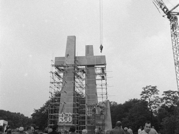 Końcowy etap budowy pomnika Poznańskiego Czerwca 1956. 06. 1981. Fot. PAP/T. Abramowicz