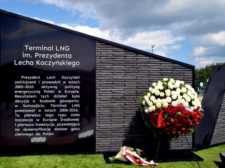 Pamiątkowa tablica odsłonięta podczas uroczystości nadania terminalowi LNG w Świnoujściu imienia prezydenta Lecha Kaczyńskiego.