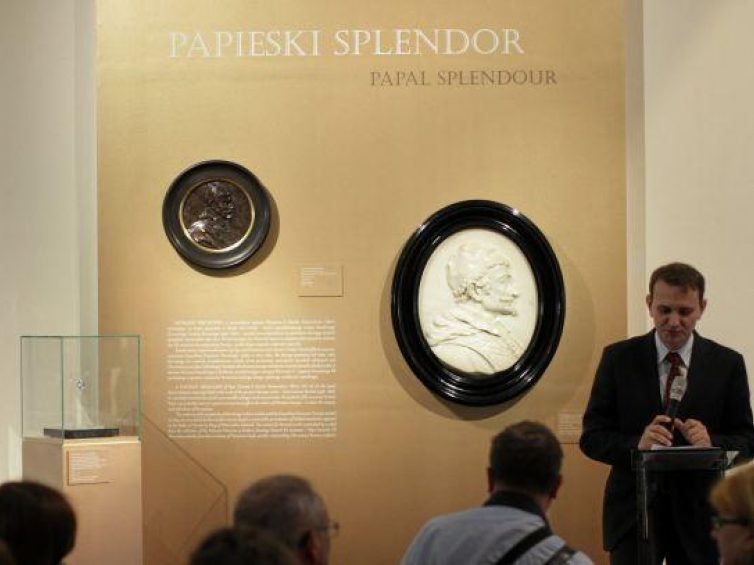 Dyrektor Muzeum Narodowego w Krakowie Andrzej Betlej (P), podczas prezentacji “Papieski splendor” w Ośrodku Kultury Europejskiej EUROPEUM w Krakowie. Od lewej: medal z wizerunkiem papieża Klemensa X Altieri autorstwa autorstwa Gioacchina Francesca Travaniego, medal z portretem Klemensa X Altieri autorstwa Giovanniego Lorenza Berniniego i płaskorzeźba nieznanego autora przedstawiającego Innocentego XI w białym marmurze. Fot. PAP/S. Rozpędzik