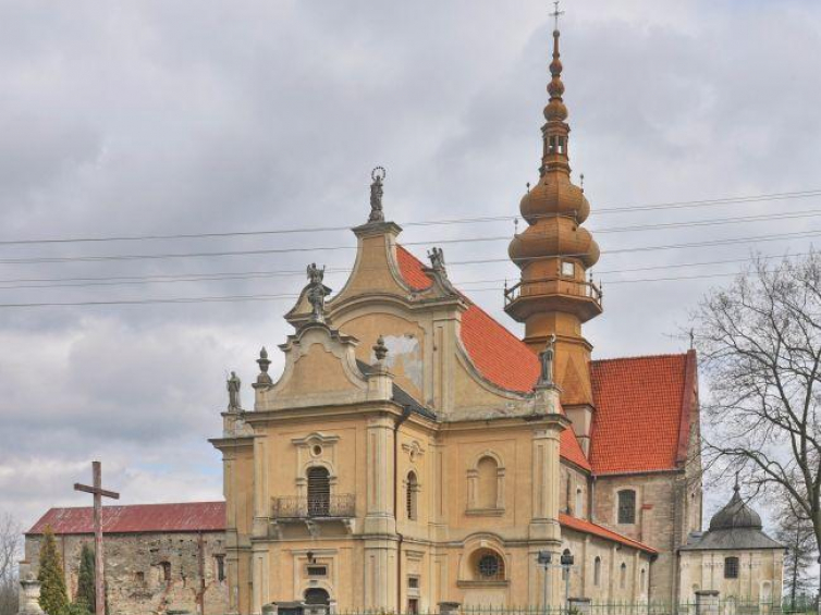 Pocysterski kościół w Koprzywnicy z pocz. XIII w. Fot. PAP/W. Maluga