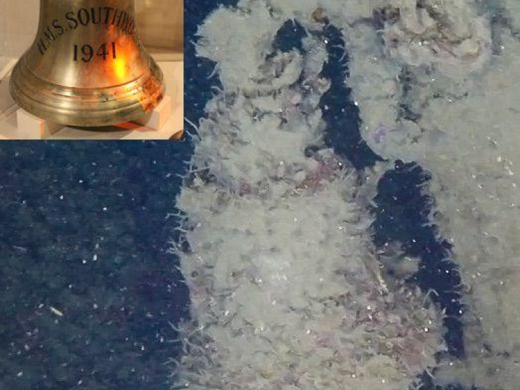 Odnaleziony dzwon niszczyciela ORP „Kujawiak”, a z prawej – dzwon HMS „Southwold”, który był siostrzaną jednostką „Kujawiaka”, zatonął kilka mil od polskiego okrętu; jego dzwon znajduje się w Muzeum Morskim w La Valletta. Źródło: Stowarzyszenie Wyprawy Wrakowe