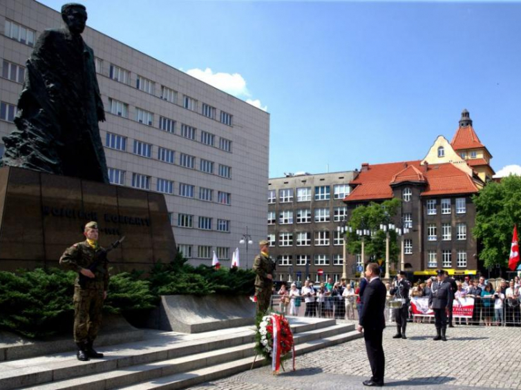 Prezydent Andrzej Duda składa kwiaty przed pomnikiem Wojciecha Korfantego w Katowicach. Fot. PAP/A. Grygiel